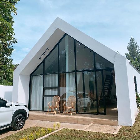Casa de Gaudi Lembang Villa Bagian luar foto